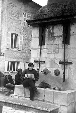 Place du Puits. Lauranne lisant. Photo Jacques Rouby.